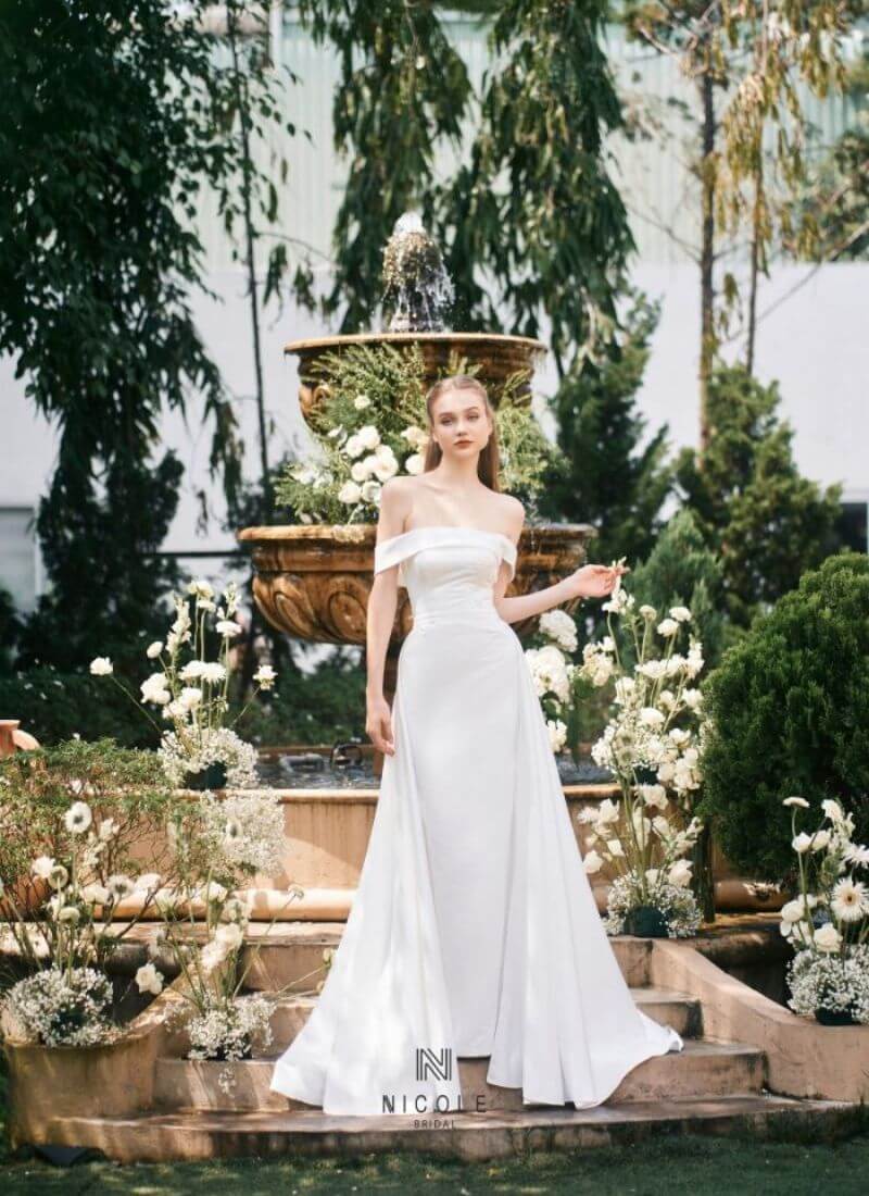 This stunning Lous 2-in-1 wedding dress features exquisite imported satin fabric adorned with crystal designs.