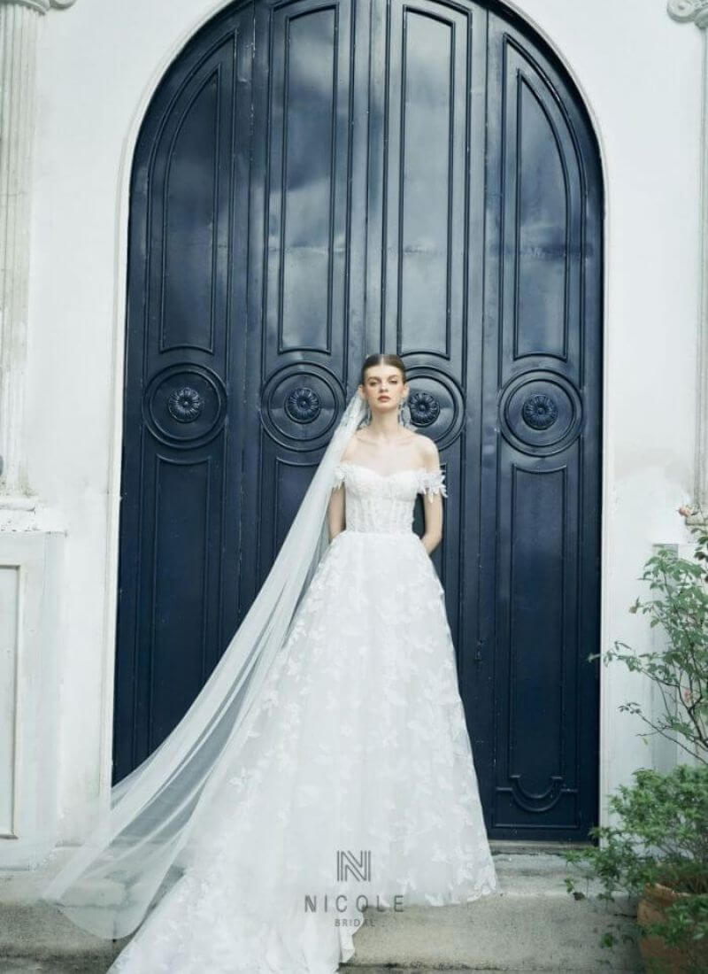 Tina is a flowery wedding dress style that exudes an air of refined femininity.