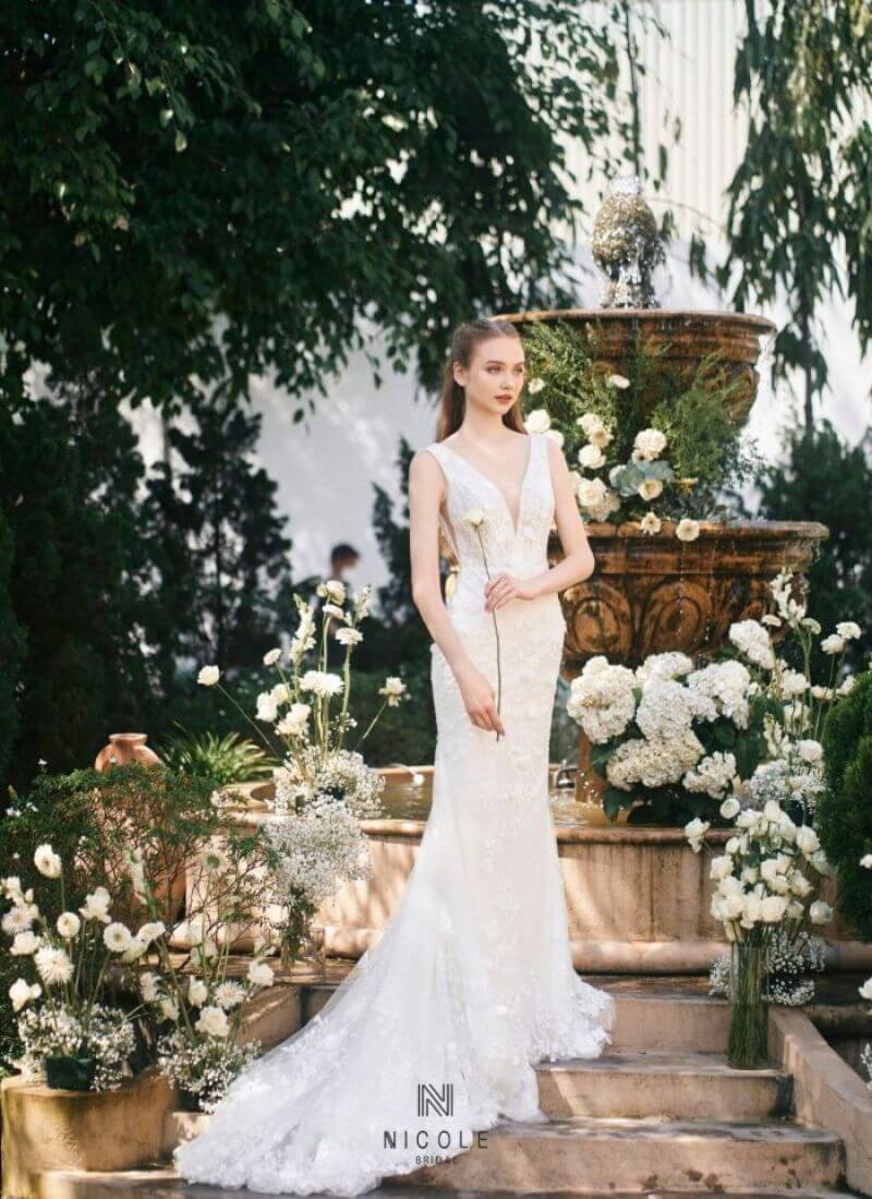 Wedding dresses with a deep V-neck and traditional fishtail