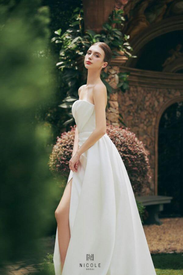 The bride becomes beautiful in the 2-in-1 Gale wedding gown
