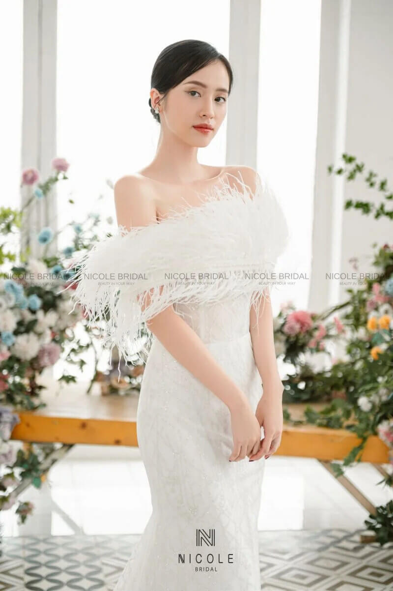Nicole Bridal - Váy cưới lông vũ hình 2