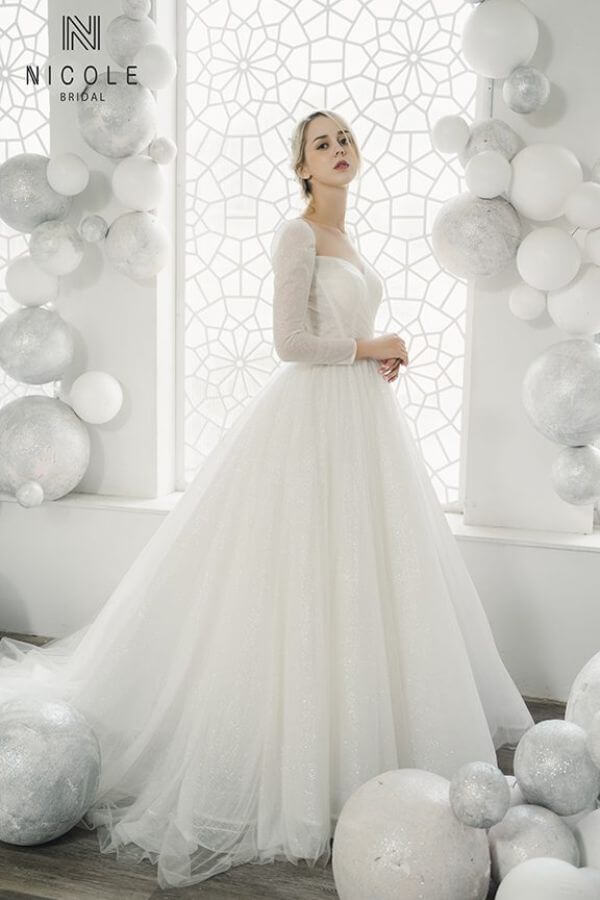 Classic and discreet long-sleeved wedding dress with high-end sequins