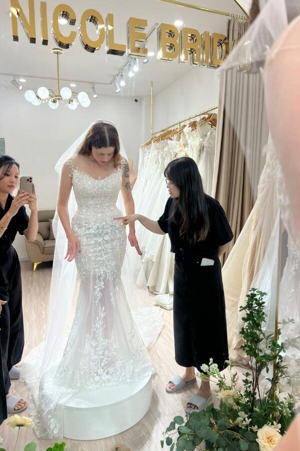 Khách hàng thử váy cưới tại Nicole Bridal