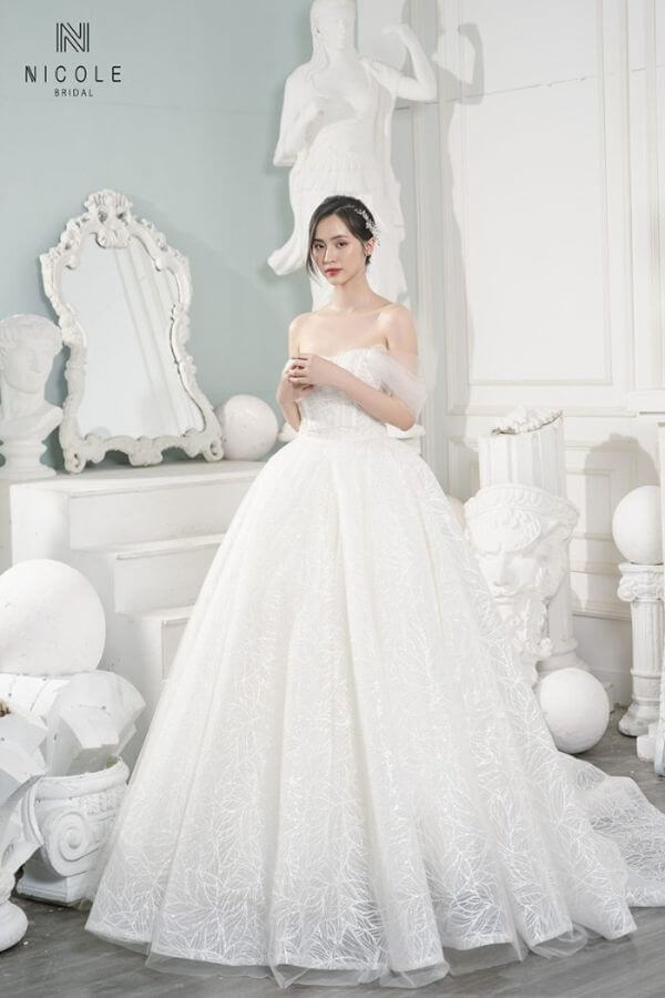 Chiếc váy cưới Ulanni sang trọng, thanh lịch