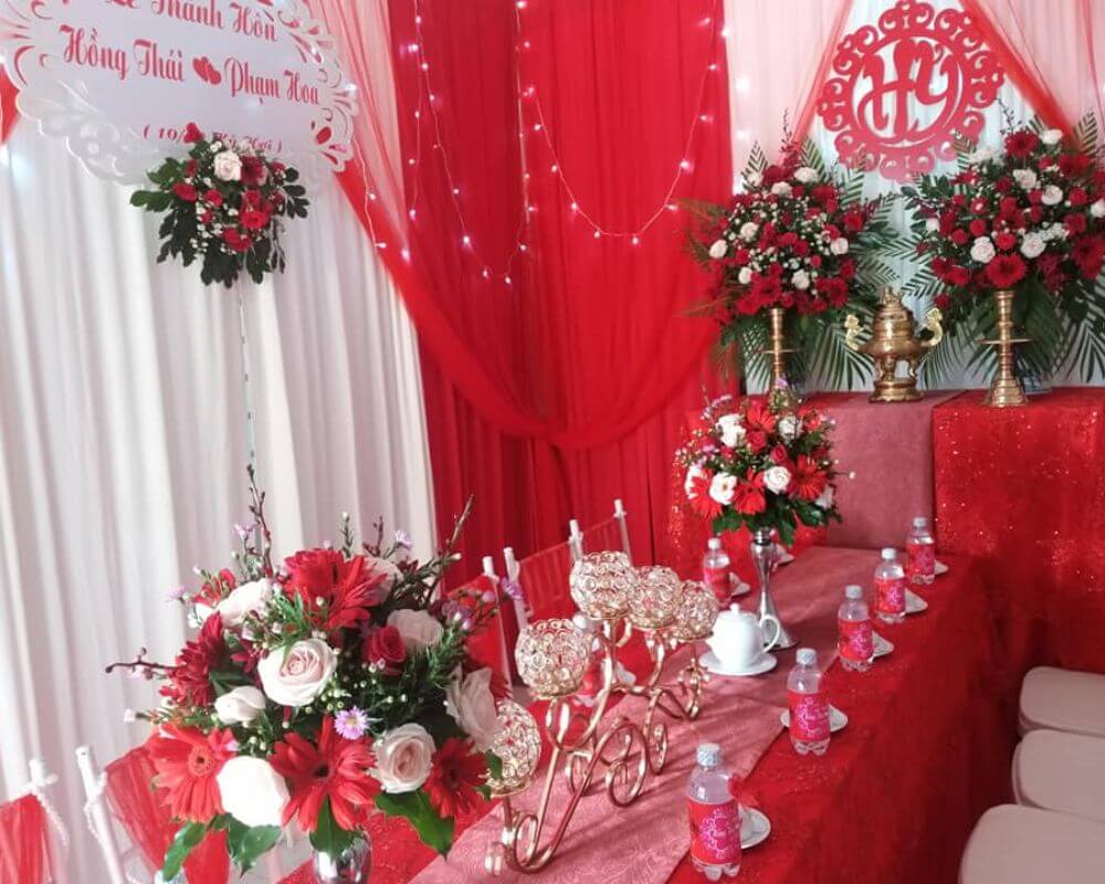 Bàn thờ gia tiên tiệc cưới màu đỏ truyền thống
