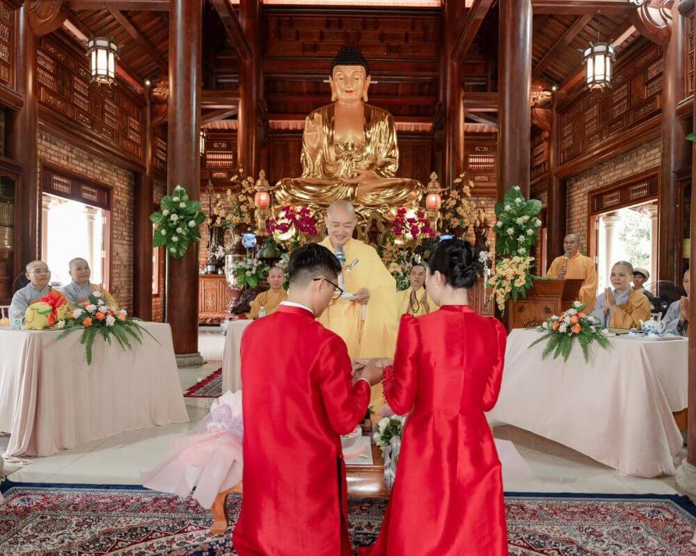Chú rể và cô dâu trao nhẫn cho nhau trong buổi lễ Hằng Thuận