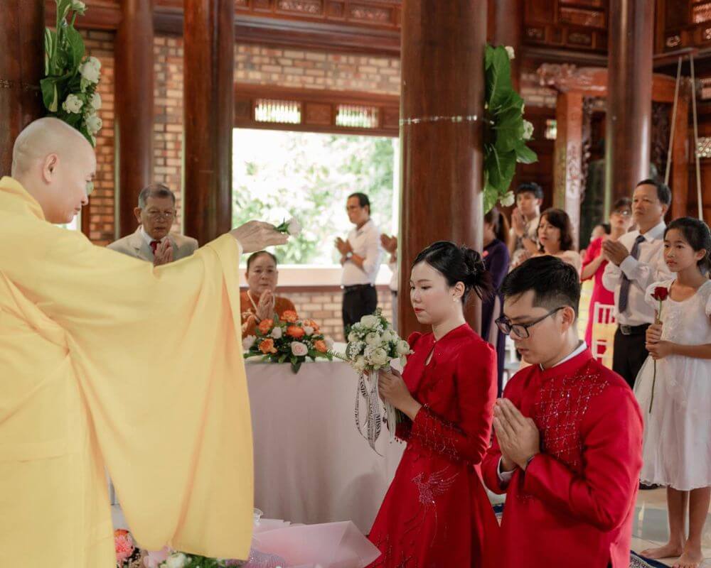 Cặp đôi nghe điều răn dạy của chủ trì