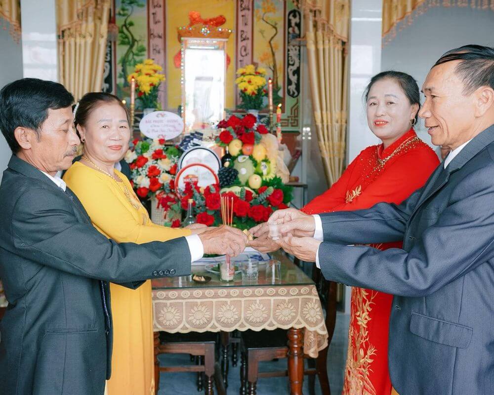 Cha mẹ cô dâu và chú rể thắp hương tổ tiên