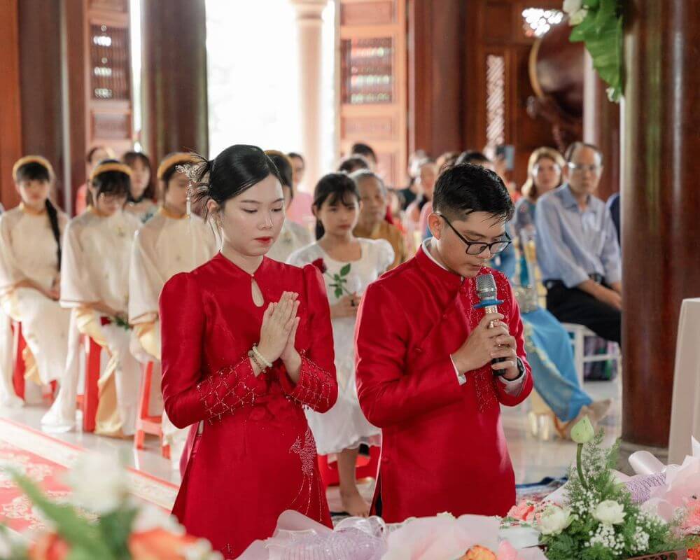 Chú rể đọc lời cầu nguyện trước mắt Đức Phật