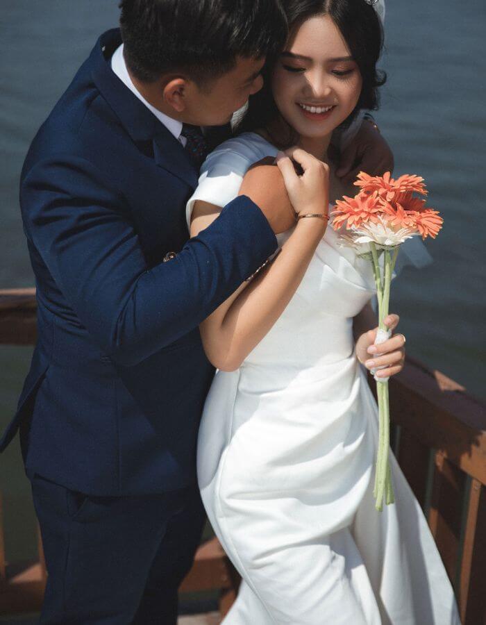 Chú rể ôm cô dâu từ phía sau