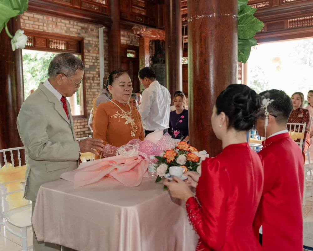 Cô dâu chú rể dâng trà cho cha mẹ