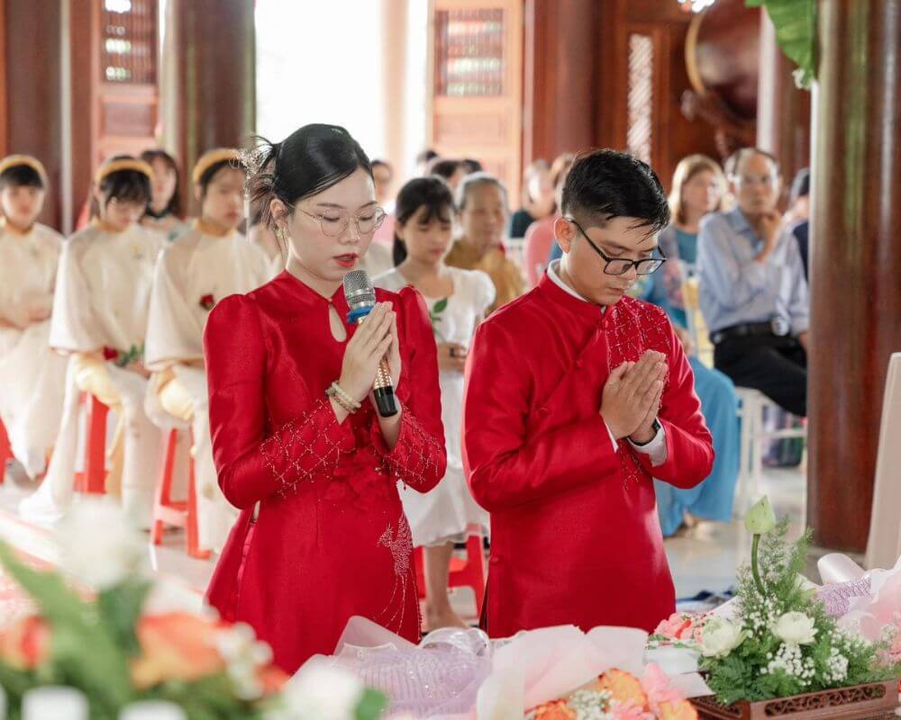 Cô dâu đọc lời cầu nguyện trước mắt Đức Phật