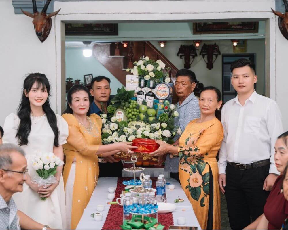 Đại diện cả hai bên gia đình trong ngày dạm ngõ đôi trẻ
