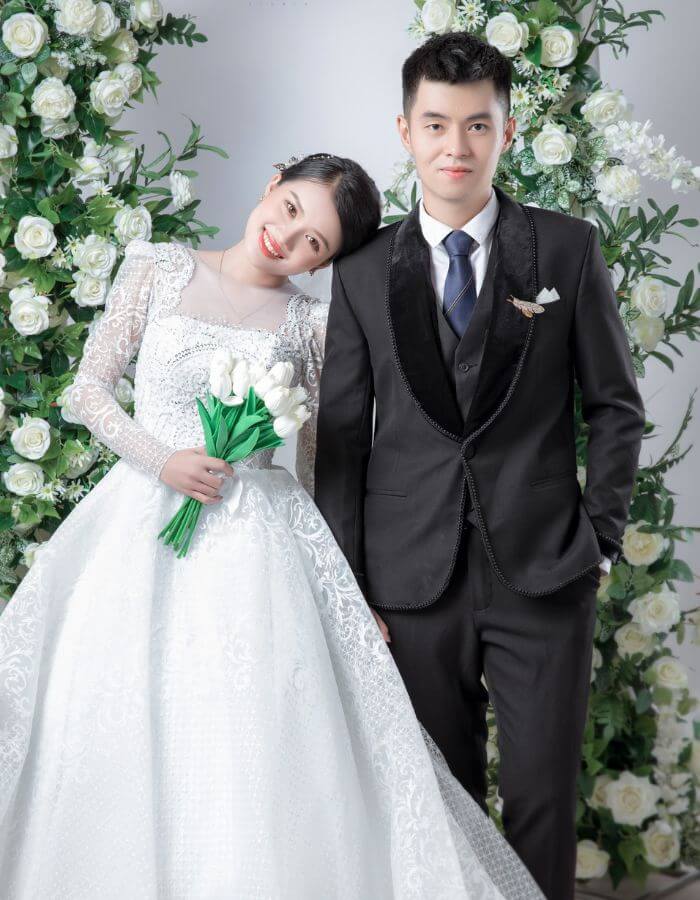 Dáng cô dâu tựa đầu vào vai chú rể