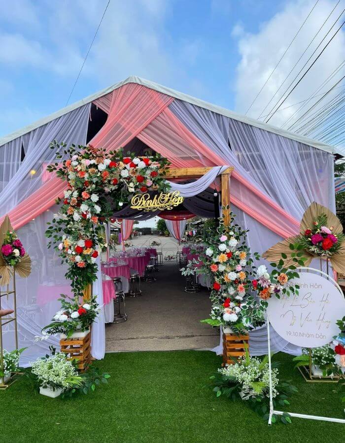 Decor cổng hoa cưới hiện đại