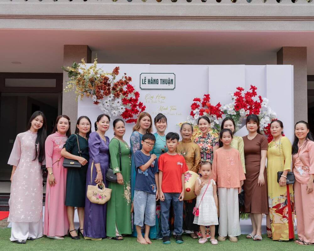Họ hàng hai bên chụp ảnh sau giờ làm lễ Hằng Thuận