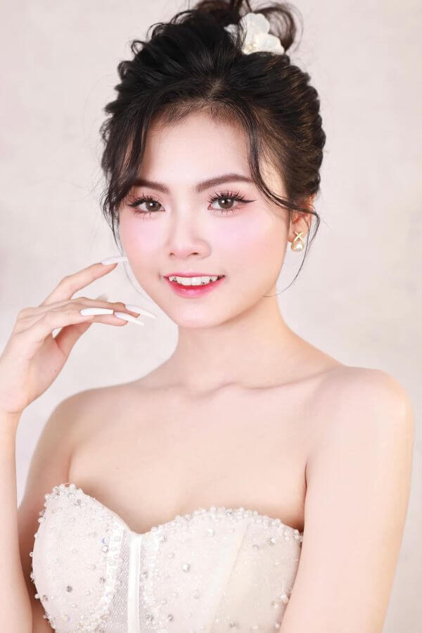 Kiểu tóc nàng dâu búi cao