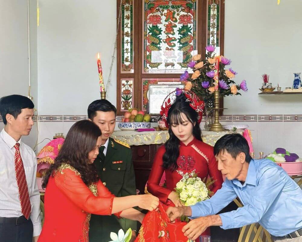 Mẹ chú rể đang mở mâm quả cưới