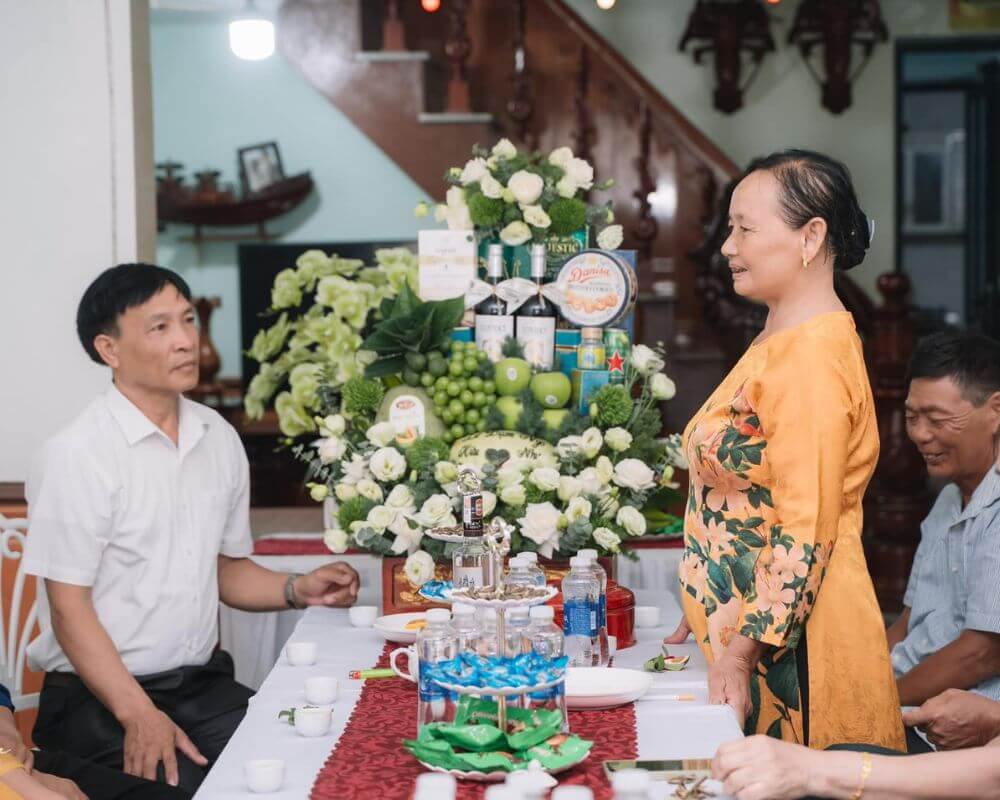 Mẹ cô dâu phát biểu nhận lễ vật từ nhà trai