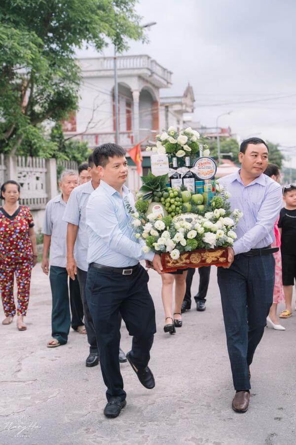 Nhà trai mang lễ vật dạm ngõ đến nhà gái