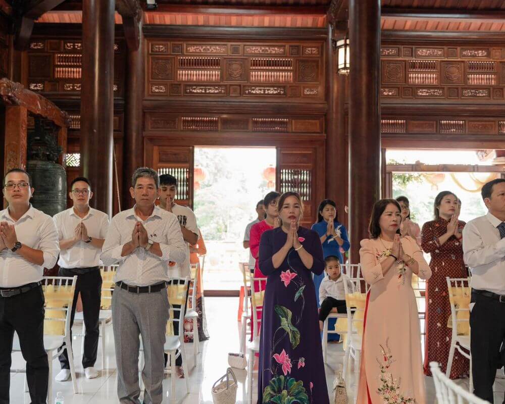 Quan khách tham gia buổi lễ Hằng Thuận