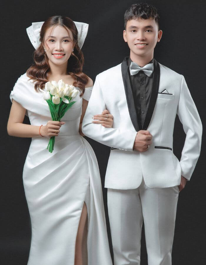 Tạo dáng cô dâu chủ rể nhìn thẳng camera