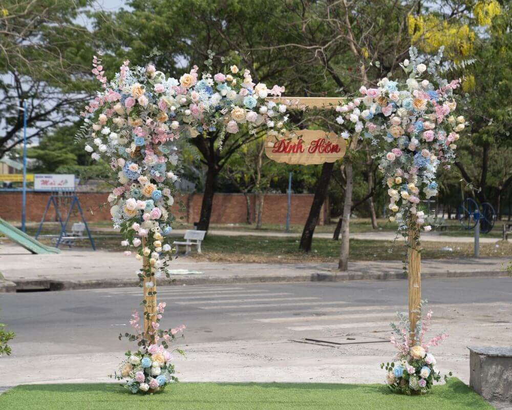 Trang trí cổng đám cưới phong cách đơn giản