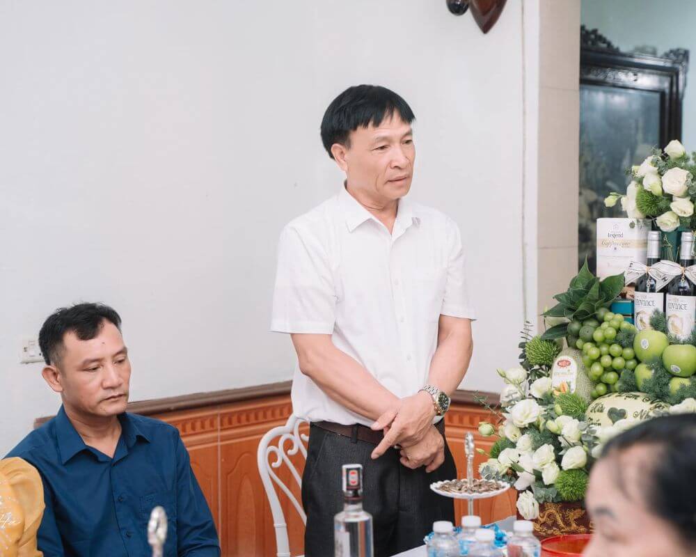 Trưởng đoàn nhà trai đứng dậy phát biểu