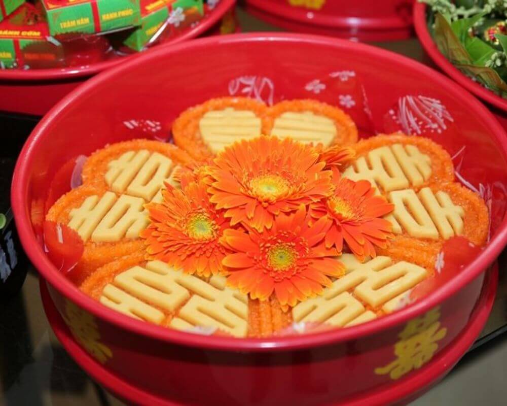 Xôi có gắn chữ "hỉ" phía trên