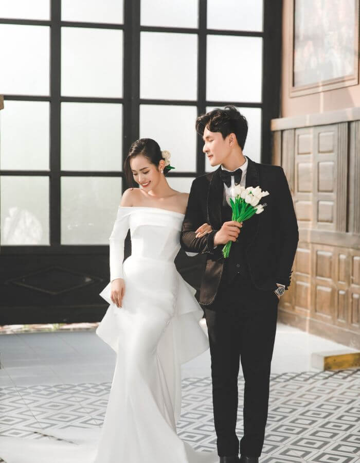 Ảnh cưới chú rể nhìn cô dâu say đắm