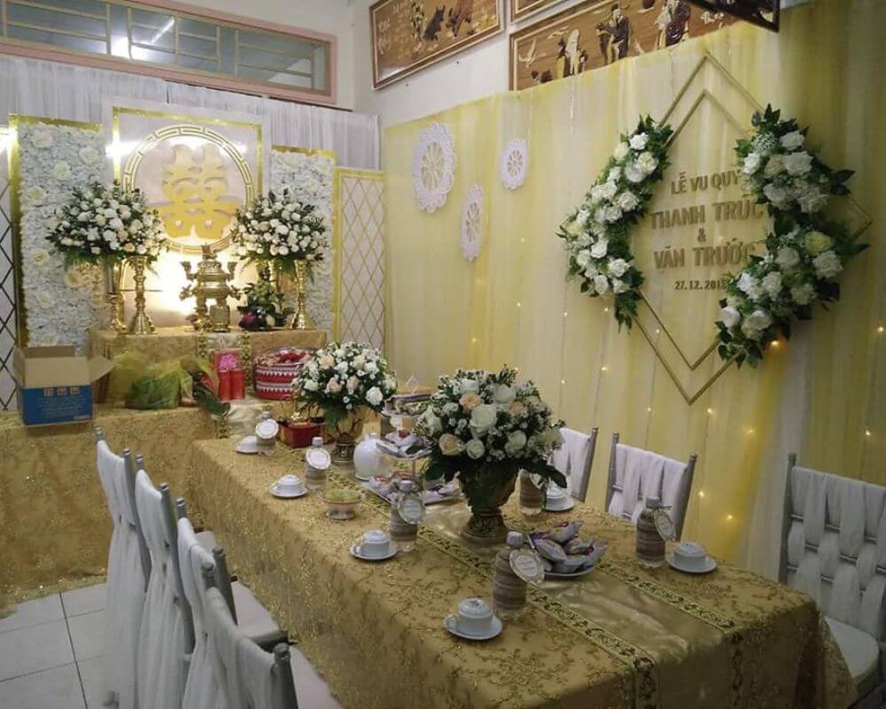 Bàn thờ gia tiên tông màu vàng