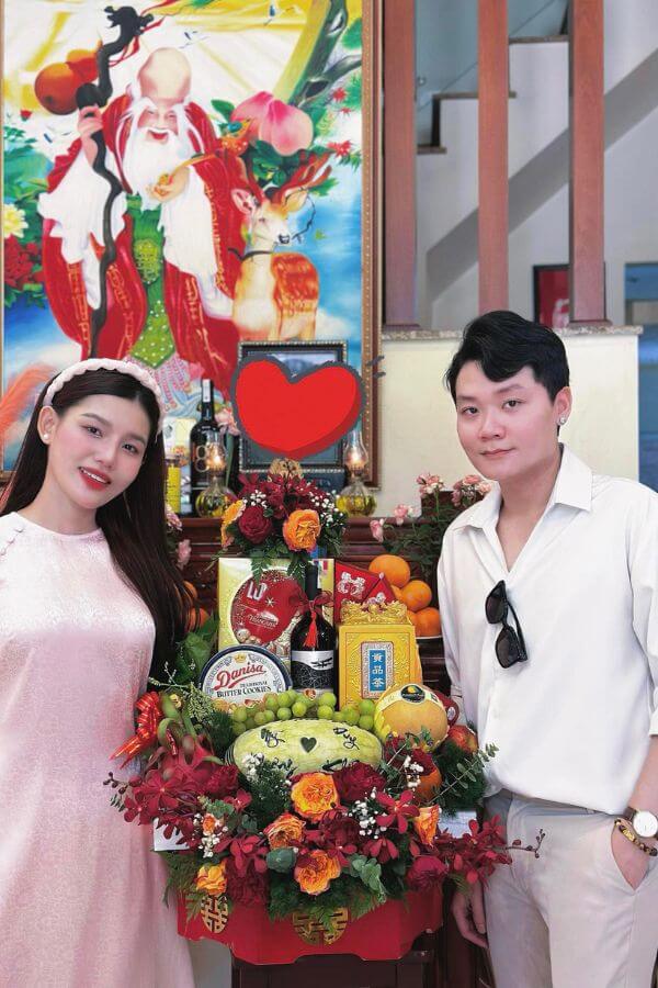 Chú rể và cô dâu trong bộ trang phụ đơn giản, nhẹ nhàng trong ngày đám hỏi