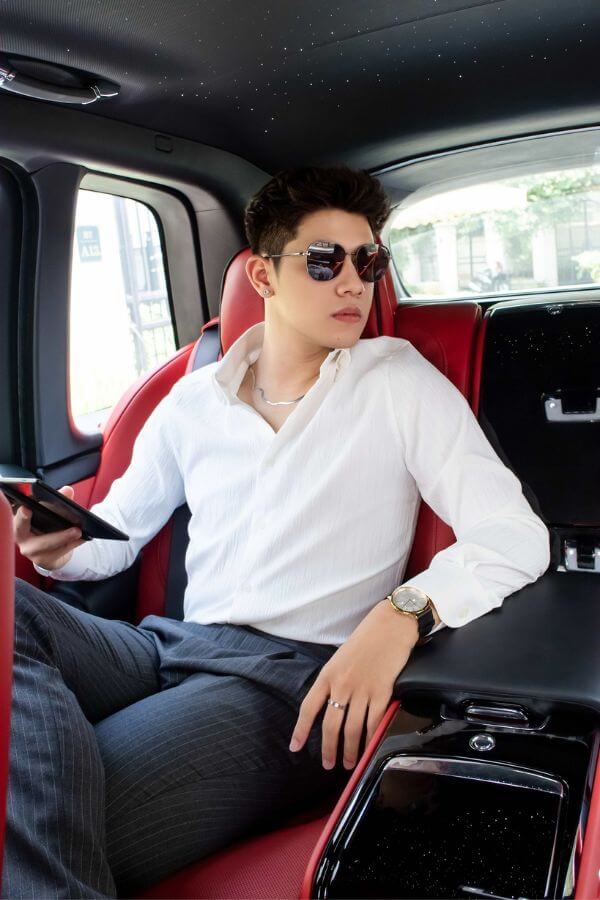Chú rể bảnh bao trong bộ trang phục đơn giản, tinh tế