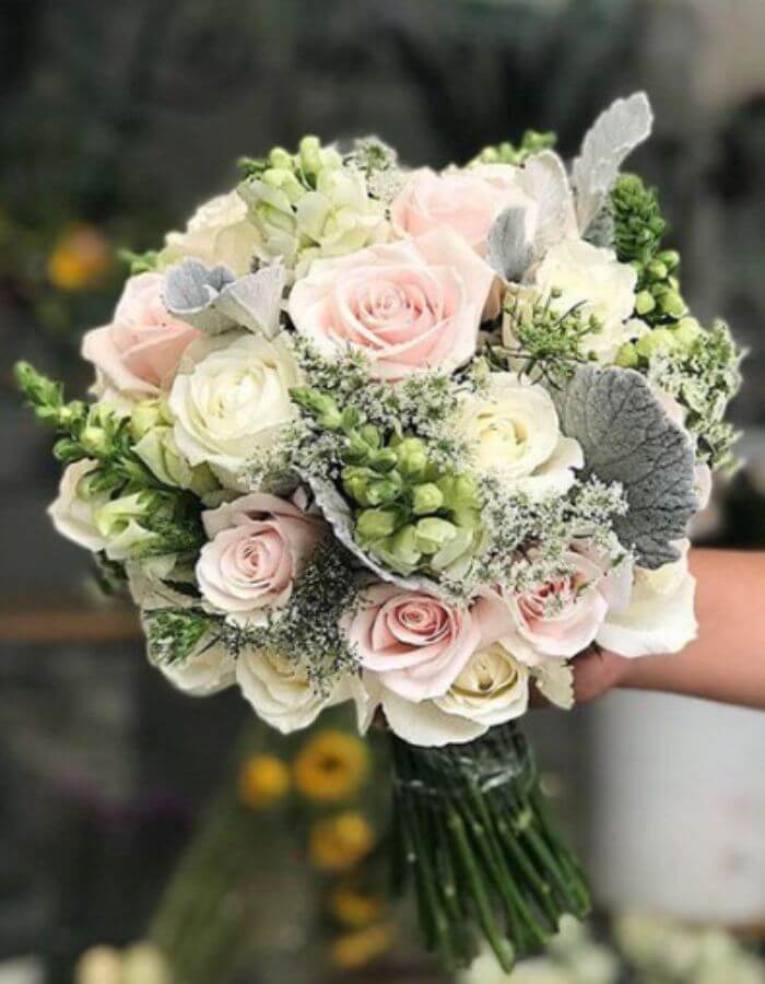 Bó hoa cưới giản đơn