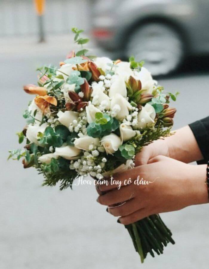 Hoa cầm tay cô dâu ngày rực rỡ