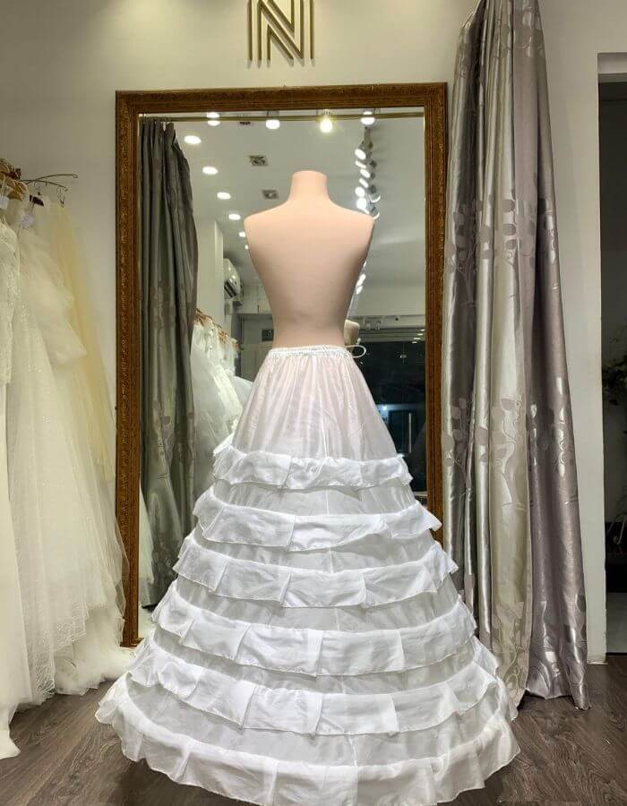 Tùng váy cưới công chúa của Nicole Bridal