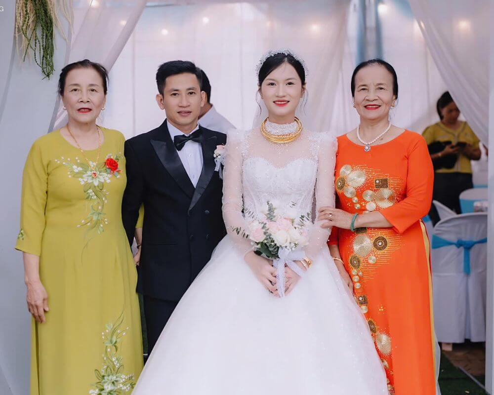Hai mẹ mặc áo dài truyền thống duyên dáng chụp cùng cô dâu, chú rể