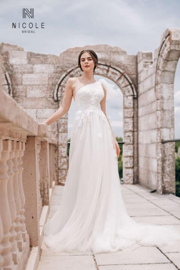Cô nàng xinh đẹp trong bộ váy cưới suông lệch vai